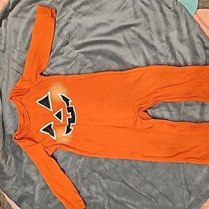 C Holloween pumpkin jackolantern pant suit onesie longsleeve, unrbeanded 6-9mo.